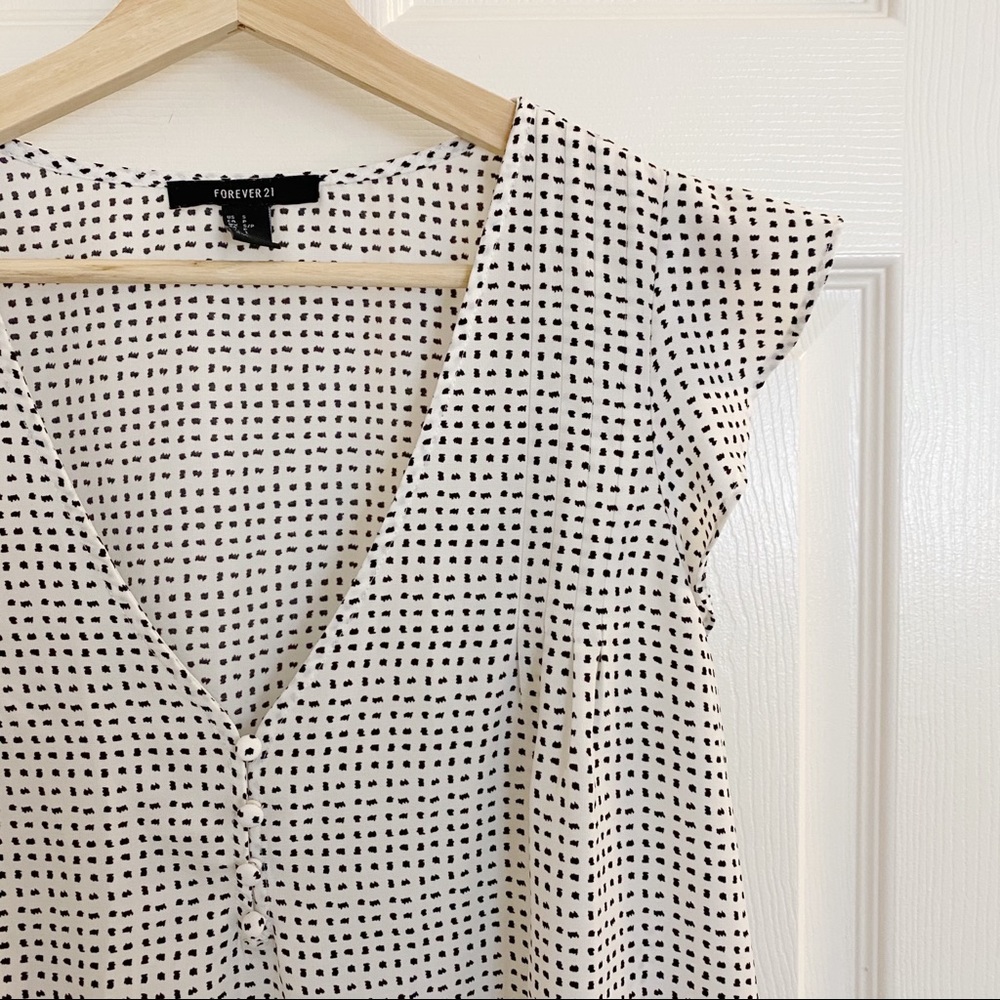 🖤 Forever 21 flutter sleeve top
